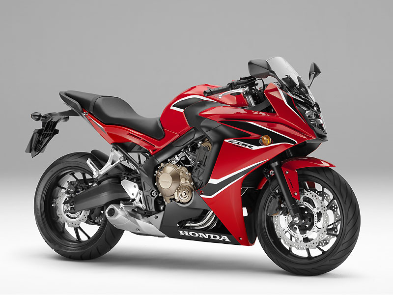 バイク足つきチェック 17年型ホンダcbr650f 開発時のこだわり 足つき性の確保は女子にも当てはまる トピックス バイクブロス マガジンズ