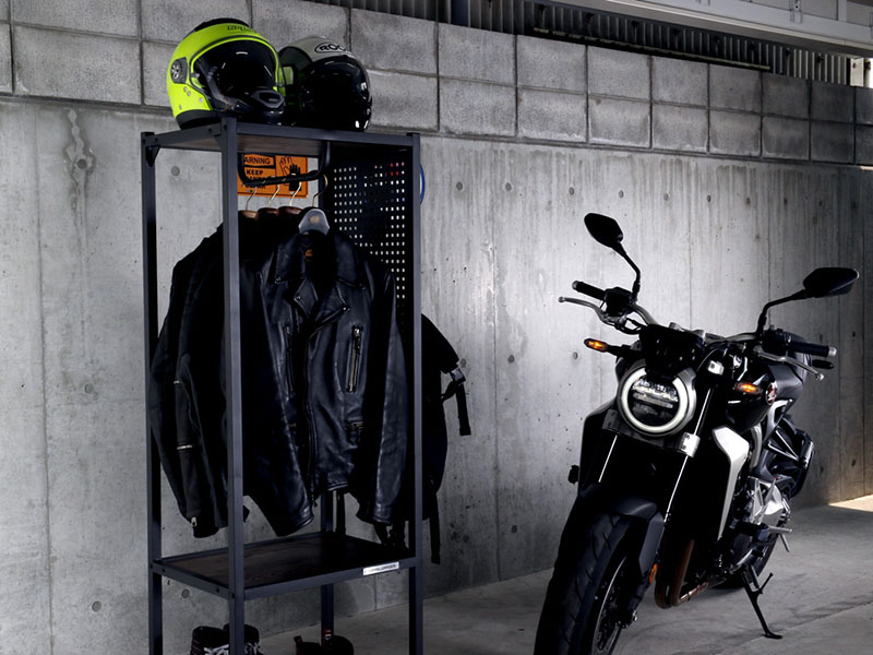 愛用のジャケットやヘルメットは魅せる収納がオススメ！ バイクギア用収納ラックがドッペルギャンガーから2タイプ発売| バイクブロス・マガジンズ