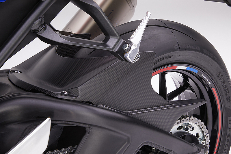 ホンダ】CBR1000RR-R FIREBLADE／SP のポテンシャルを引き出す「ドライカーボン製外装部品」が発売！| バイクブロス・マガジンズ