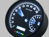 デイトナから「VELONA（TM）W 電気式スピード＆タコメーターφ80」が9月中旬に発売　メイン