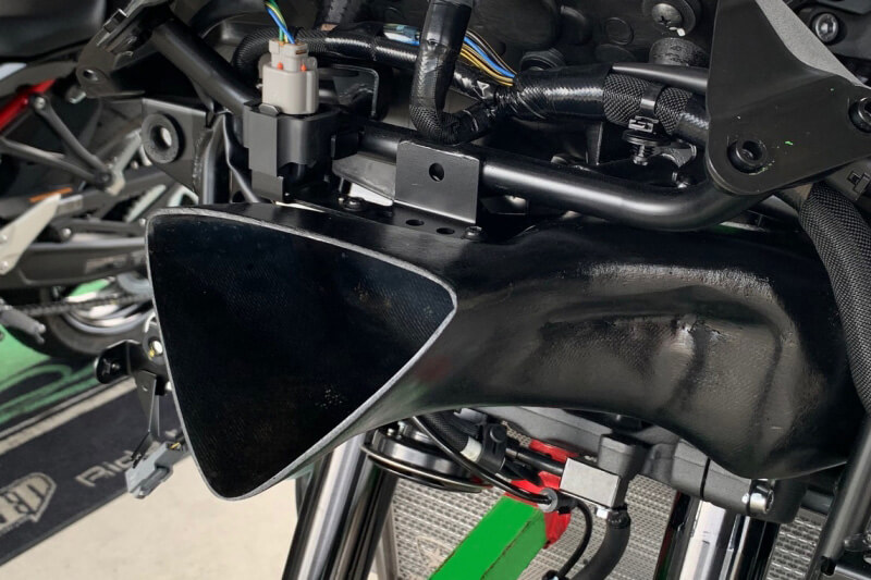 ラムエアシステムの吸気効率アップでプラス1.5馬力！ トリックスターから「Ninja ZX-25R パワーインテークダクト」が登場　記事1