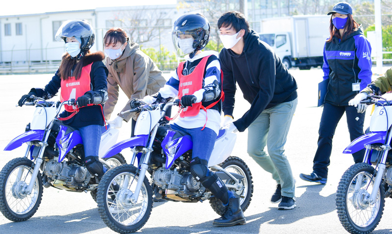 【ヤマハ】「お客様の気持ちを理解することが大切」女性従業員限定のバイクレッスンを実施　記事1