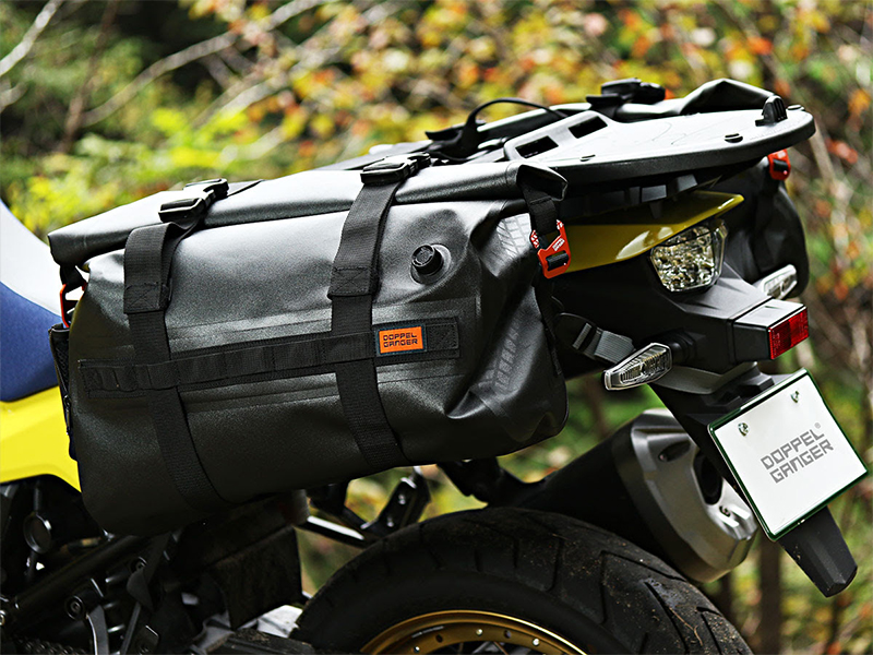 林道ツーリングにピッタリの防水サイドバッグ！ ドッペルギャンガーから「TPU サイドバッグ DBT595-BK」が発売　メイン