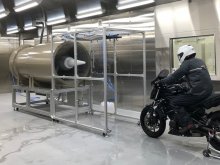 雨天・低温時の走行環境を再現！ショウエイの茨城県工場敷地内にヘルメット開発のための「低温降雨風洞施設」が完成　サムネイル