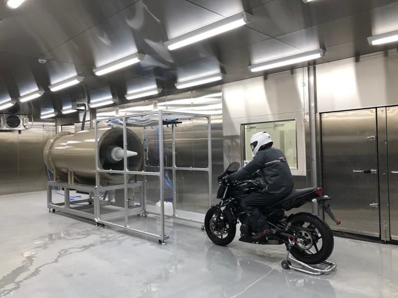 雨天・低温時の走行環境を再現！ショウエイの茨城県工場敷地内にヘルメット開発のための「低温降雨風洞施設」が完成　メイン