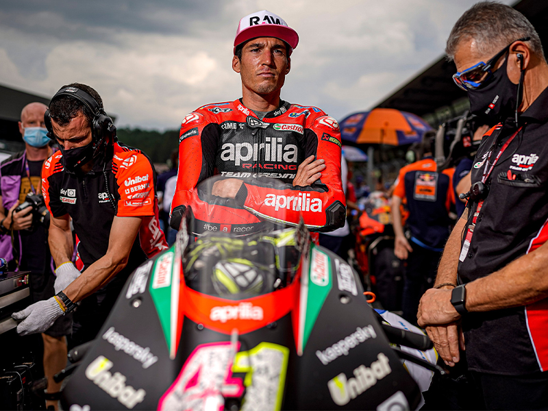 【アプリリア】MotoGP で活躍する「アプリリアレーシング」のチームウェアコレクションを発売　メイン