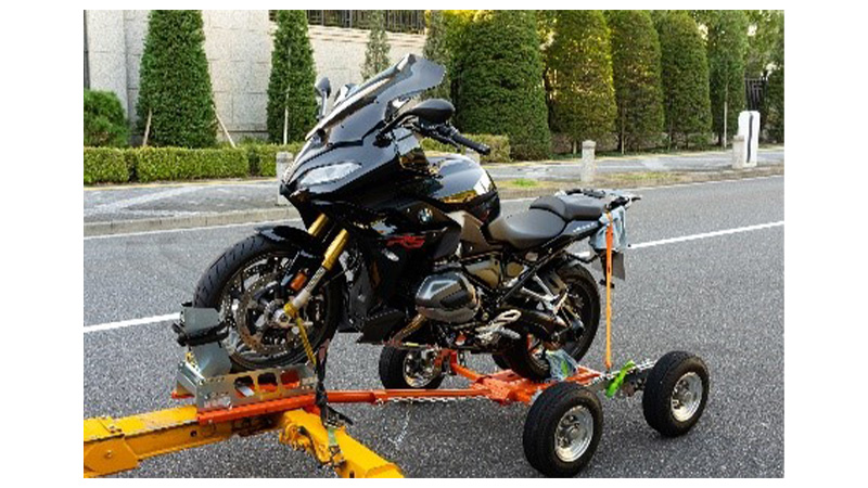 できればバイクを載せたくない？ JAF が東京モーターサイクルショーで「二輪車用レッカーけん引装置」を展示　記事2