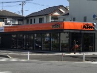 【KTM】正規ディーラー「KTM 埼玉」が4/23に移転リニューアルオープン　サムネイル