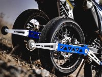 ラフ＆ロードからフロントアップ練習用のアシストパーツ「SB MOTO ABS Wheelie Bar」が新発売 メイン