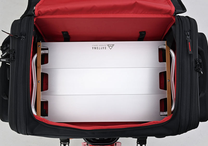 ヘンリービギンズから、シートバッグにぴったりおさまり携帯にも便利な「フラットアルミテーブル520」と収納バッグ２タイプがリリース 記事03