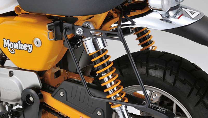 便利なヘルメットホルダー付き！ デイトナからモンキー125用「サドルバッグサポート左側専用」がリリース| バイクブロス・マガジンズ