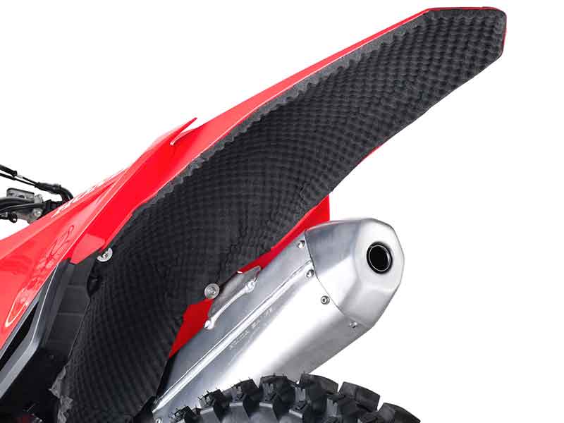 マディ走行時に泥の付着を抑える「ZETAフェンダーマット」が