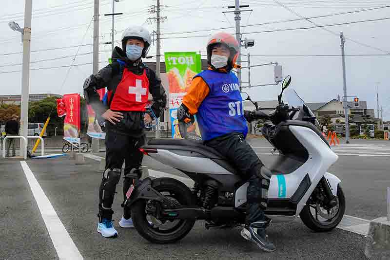 【ヤマハ】電動スクーター「E01」を第25回ジュビロ磐田メモリアルマラソンのサポート車両として提供 記事2