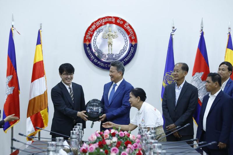 株式会社ナップスからカンボジア政府へのヘルメット寄贈式典が挙行されました。