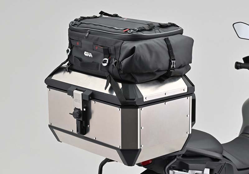 単体でも、ハードケースに装着しても使えるソフトバッグ！ デイトナのGIVIカーゴバッグシリーズが3サイズ発売！記事09