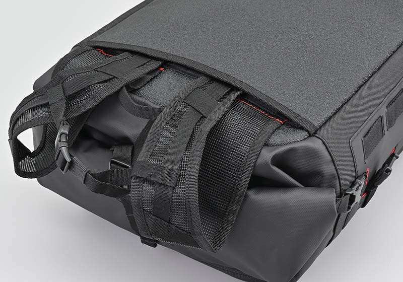 単体でも、ハードケースに装着しても使えるソフトバッグ！ デイトナのGIVIカーゴバッグシリーズが3サイズ発売！記事13