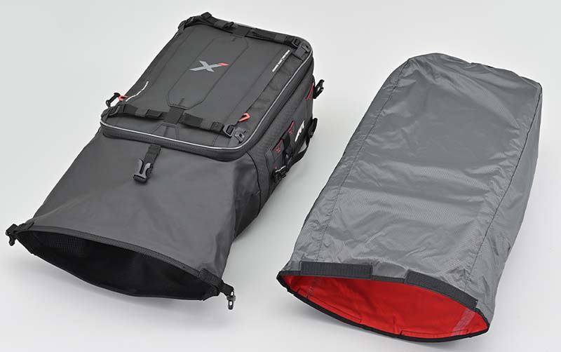 単体でも、ハードケースに装着しても使えるソフトバッグ！ デイトナのGIVIカーゴバッグシリーズが3サイズ発売！記事14