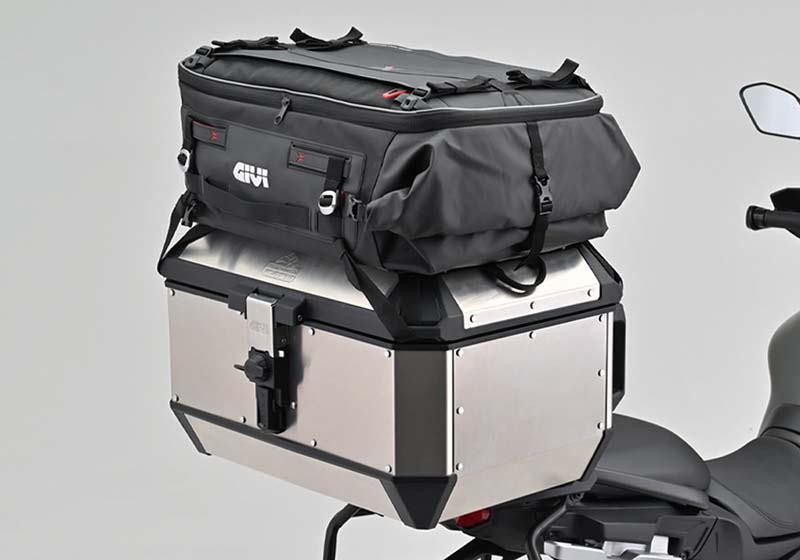 単体でも、ハードケースに装着しても使えるソフトバッグ！ デイトナのGIVIカーゴバッグシリーズが3サイズ発売！記事18
