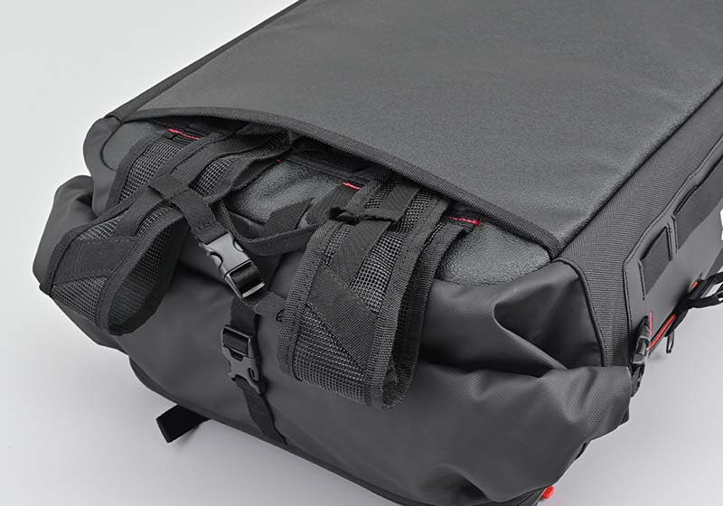 単体でも、ハードケースに装着しても使えるソフトバッグ！ デイトナのGIVIカーゴバッグシリーズが3サイズ発売！記事22