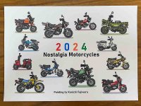 懐かしの原付バイクがカレンダーに！「藤原かんいちの2024年版オリジナルイラストカレンダー（Nostalgia Motorcycles）」が12/1に発売 メイン