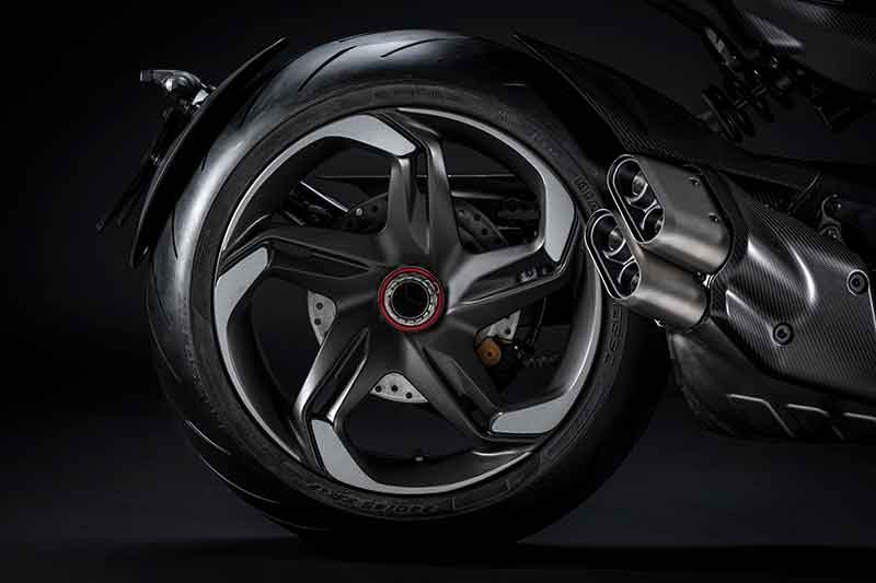 【ドゥカティ】ベントレーとの限定コラボモデル「Ducati Diavel for Bentley（ドゥカティ・ディアベル・フォー・ベントレー）」を発表 記事4