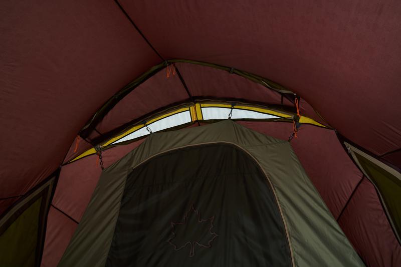 キャンプで星空観察！どんぐり形フレームの天窓付き２ルームテント「プレミアム