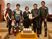 鈴鹿市の二輪関連企業らが二輪車モチーフの「防災備蓄パン」を市へ寄贈 メイン