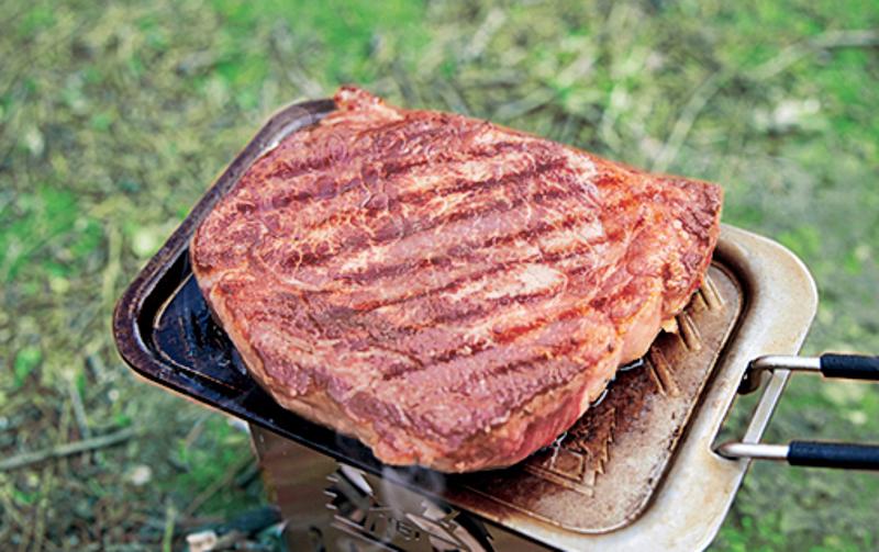 厚さ3mmの極厚鉄板でぶ厚い肉もジューシーに焼ける！