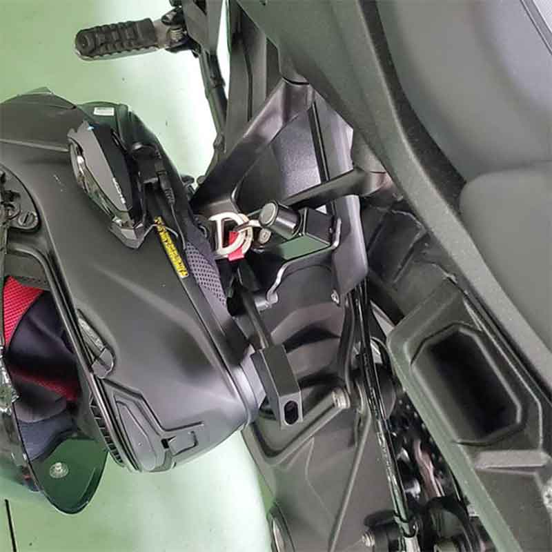 フィードスポーツジャパンから BMW R1300GS（’24）用「簡易ヘルメットホルダー」が発売！ 記事2