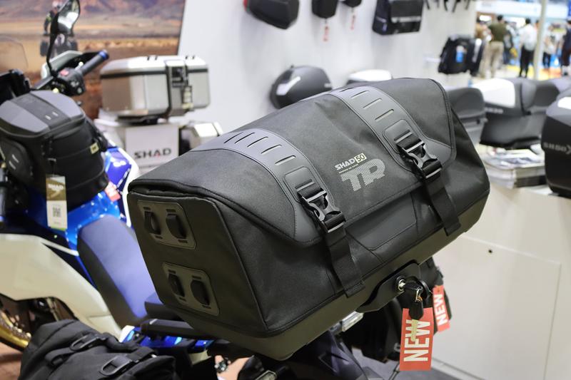 【特別企画】独自のキーロック機構を搭載したSHADのツーリングバッグ「TR50」に、最新アドベンチャーバイク向けセットが登場。同セット購入で別売の装着キットプレゼント！6月7日よりモトカスタムで開催