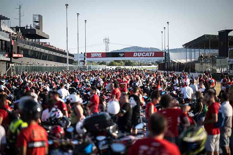 【ドゥカティ】世界最大のドゥカティ・イベントに9万4,000人以上が来場／新型「パニガーレV4」展示＆レースを実施 記事1