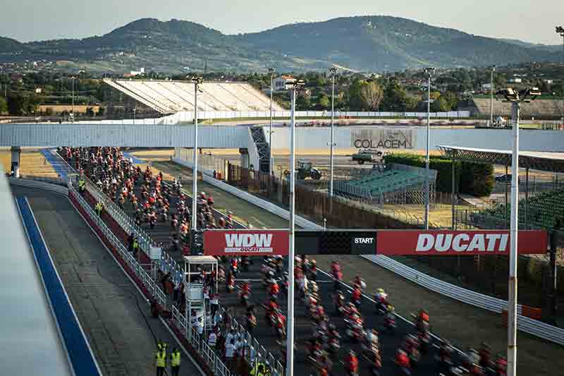 【ドゥカティ】世界最大のドゥカティ・イベントに9万4,000人以上が来場／新型「パニガーレV4」展示＆レースを実施 記事2