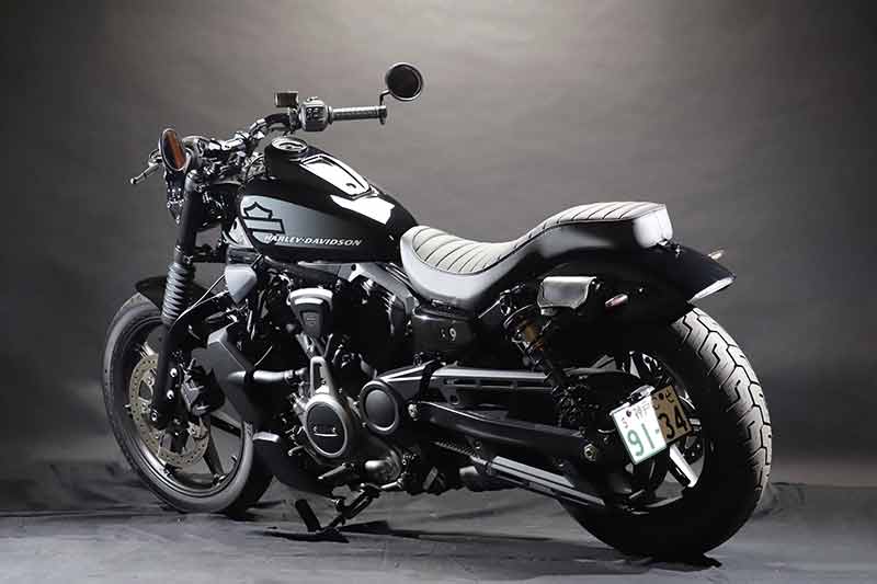 グリーミングワークスから「HARLEY DAVIDSON RH975ナイトスター専用ダブルシート」が8月下旬発売！ 記事5