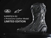 プロトコアレザーを採用したレーシングブーツ／クシタニから受注生産モデル「SUPERTECH R2 × ProtoCore Leather BLACKOUT MODEL」が登場　メイン