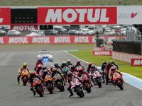 MotoGP（TM）日本グランプリにコミネがブース出展／サコッシュの配布に加えて2024年は物販も実施　メイン