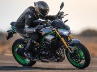 【カワサキ】SUGOMI を増したプレミアムスーパーネイキッド！2025年モデル「Z900／SE」を公開　メイン