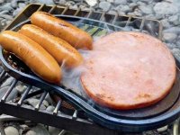 ソロキャンプに嬉しい！ 飯ごうにぴったり重なる鉄板「Stacking iron plate」が発売 メイン