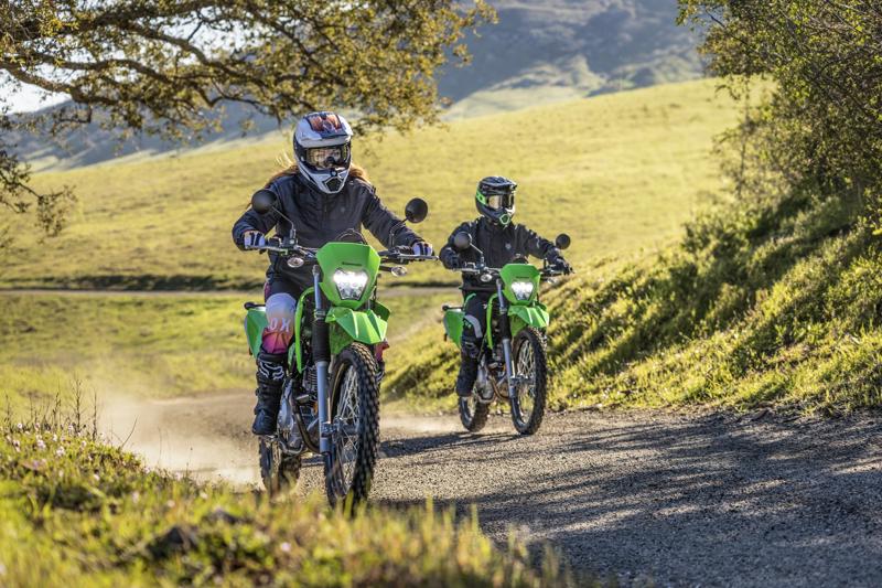 軽量でコンパクトなデュアルパーパスモデル「KLX230」、「KLX230