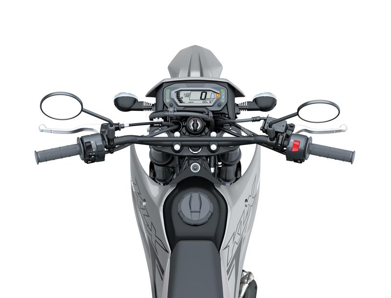 ストリートで自在に駆け抜けるパフォーマンスを持つ「KLX230SM」が、さらなるアップデートを果たして新たに登場