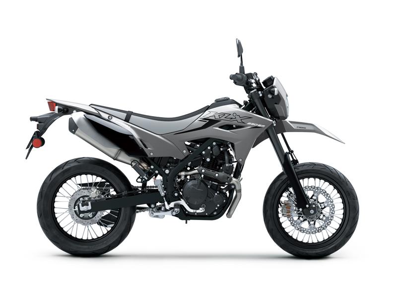 ストリートで自在に駆け抜けるパフォーマンスを持つ「KLX230SM」が、さらなるアップデートを果たして新たに登場