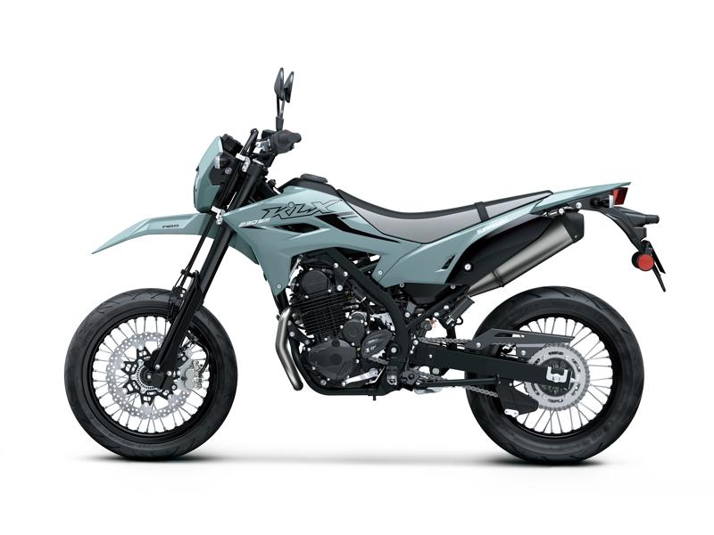 ストリートで自在に駆け抜けるパフォーマンスを持つ「KLX230SM」が、さらなるアップデートを果たして新たに登場