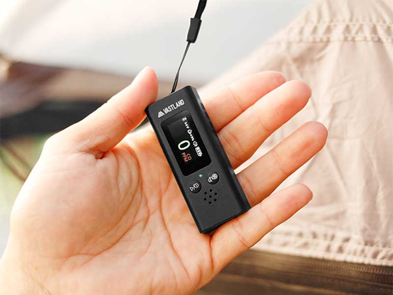 冬キャンプの危険を知らせるポケットサイズの「一酸化炭素チェッカー