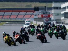 【カワサキ】Ninja ZX-25R のワンメイクレース「2025 Ninja Team Green Cup 第1戦 オートポリス」の開催レポートを公開 メイン