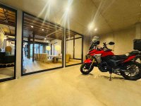バイクと泊まれる一棟貸しの宿「152INN／イチゴーニイン」が浜松市にオープン！ メイン