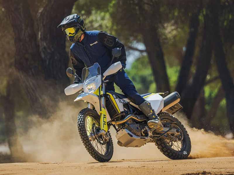 【ハスクバーナ・モーターサイクルズ】アクラポビッチサイレンサーをプレゼント！「純正アクセサリープレゼントキャンペーン」を6/29まで実施中 記事1