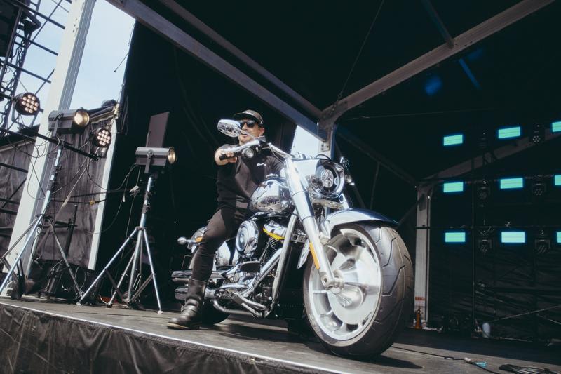 ハーレーカルチャーを“観る・乗る・聴く”で体感、1.4万人が熱狂した音楽とバイクの祭典「BLUE