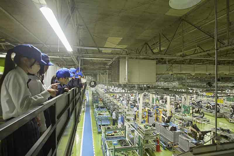 【ヤマハ】見学者3万5,000人超の二輪車組立工場／自動搬送車など新方式で工場の印象が変わる？ 記事2