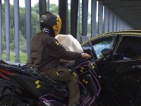 豊田合成が開発中の「自動二輪車用エアバッグ」の衝突試験を実施 メイン