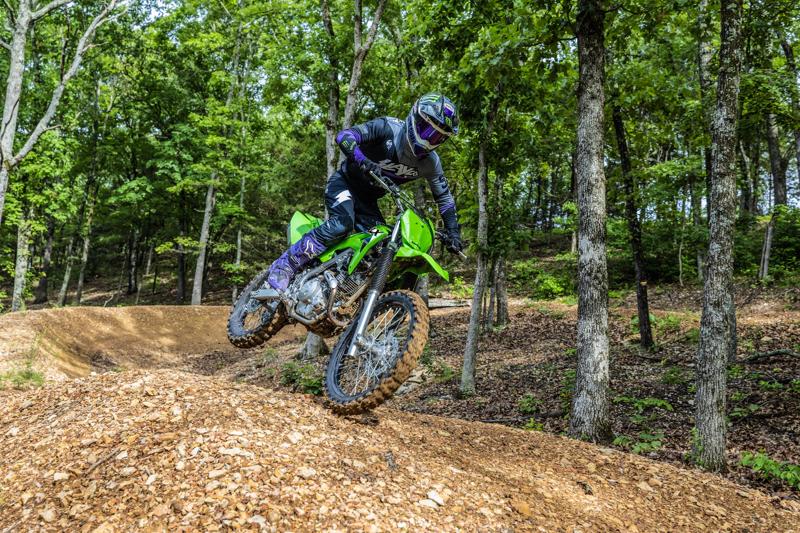 カワサキからフルモデルチェンジとなったコンペティションモデル「KLX230R」「KLX230R