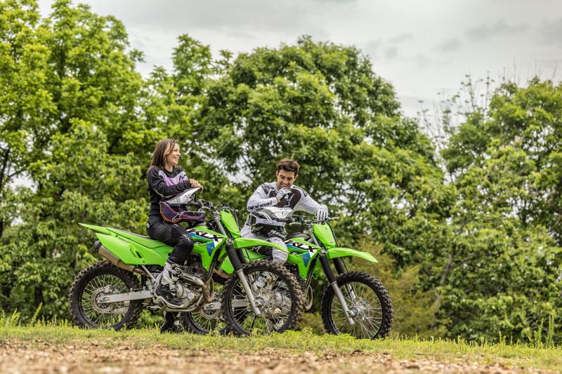 カワサキからフルモデルチェンジとなったコンペティションモデル「KLX230R」「KLX230R